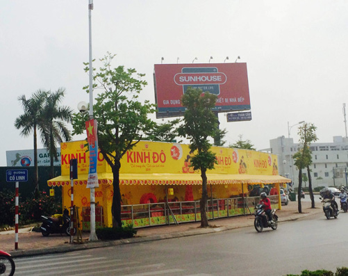 Hà Nội vẫn bán bánh trung thu trên vỉa hè ảnh 1